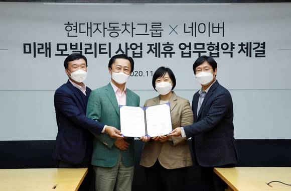 ▲네이버와 현대차그룹은 지난 27일 경기도 성남시 네이버 그린팩토리에서 한성숙 네이버 대표(왼쪽 세 번째), 지영조 현대·기아차 전략기술본부 사장(두 번째)을 비롯한 양사 관계자들이 미래 모빌리티 사업 제휴 업무협약을 체결한 뒤 기념촬영을 하고 있다. / 사진=네이버