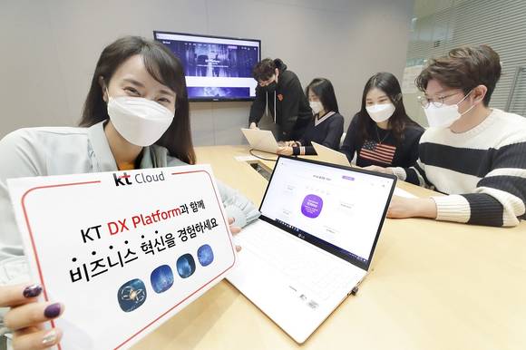 ▲KT는 기업들의 디지털혁신(DX)을 지원할 클라우드 기반 DX 플랫폼을 출시한다. KT 관계자들이 KT DX 플랫폼 출시를 홍보하고 있다. / 사진=KT