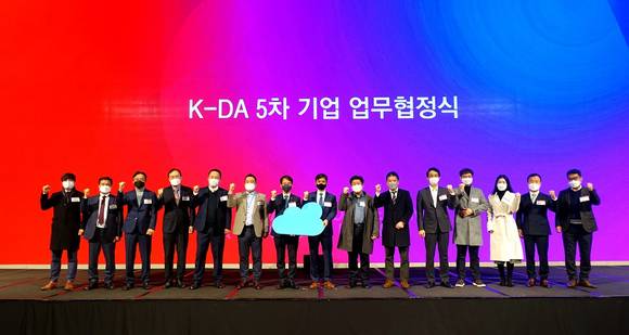 ▲한국데이터허브얼라이언스는 데이터경제 활성화와 데이터 기반 비즈니스 모델 육성을 위해 27일 서울드래곤시티호텔 그랜드볼룸에서 5차 참여기업 12개사 대표와 이원욱 과학기술정보방송통신위원회 위원장(왼쪽 일곱 번째)이 참석한 가운데 업무협정식 및 ‘데이터컨퍼런스2020 & 엑스포’를 진행했다. / 사진=한국데이터허브얼라이언스