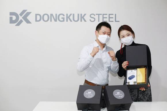▲동국제강 직원이 임직원 수험생 자녀에게 전달할 응원 선물 세트를 들고 기념 촬영을 하고 있다 / 사진=동국제강