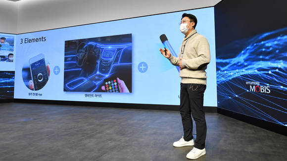 ▲아이디어 페스티벌 ‘엠필즈 페스타 2020'에 참가한 직원이 자신의 아이디어를 발표하고 있다 / 사진=현대모비스