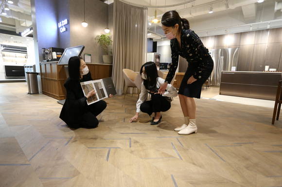 ▲LG Z:IN 인테리어 지인스퀘어 강남 전시장을 찾은 고객이 LG Z:IN 프레스티지 아티스트리 제품을 살펴보고 있다 / 사진=LG하우시스