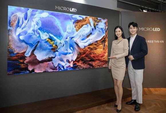 ▲삼성전자 모델이 서울 논현동 삼성 디지털프라자 강남본점에서 신제품 마이크로 LED TV를 소개하고 있다. / 사진=삼성전자