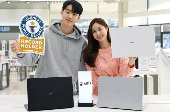 ▲LG전자가 16형 노트북 ‘LG 그램 16’을 선보였다. 이 제품은 무게가 1190g에 불과해 세계기네스협회로부터 ‘세계 최경량 16형 노트북’으로 인증받았다. 모델들이 LG 그램 16을 소개하고 있다. / 사진=LG전자