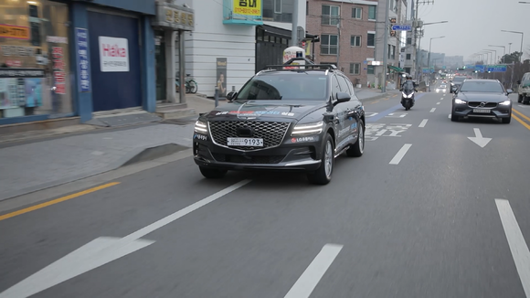 ▲서울시 상암 5G 자율주행 시범지구에서 5G 자율주행차 ‘A1’이 5G로 신호등과 통신하며 자율주행을 하고 있다. / 사진=LG유플러스