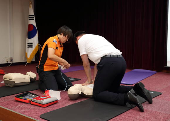 ▲부영그룹은 최근 2주 간 비대면 소방교육훈련을 실시했다고 21일 밝혔다. 사진은 지난해 실시한 안전교육 모습 / 사진=부영그룹