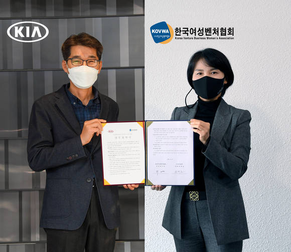 ▲(왼쪽부터) 권혁호 기아자동차 국내사업본부장, 박미경 한국여성벤처협회장이 비대면 업무협약식을 진행하고 있다 / 사진=기아자동차