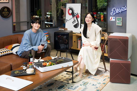 ▲삼성전자 모델이 삼성디지털프라자 강남본점 5층에 위치한 라이프스타일 쇼룸에서 밀레니얼 소비자를 위한 ‘취향가전’을 소개하고 있다. 취향가전은 홈파티, 홈캠핑, 홈짐 등 집 안에서 이뤄지는 다양한 활동을 개인의 취향에 맞게 최적화시켜주는 제품들이다. / 사진=삼성전자