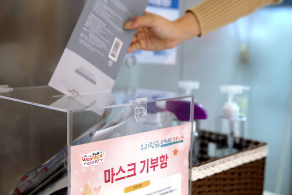 ▲우리카드 임직원이 자발적으로 마스크를 기부하고 있다. / 사진=우리카드