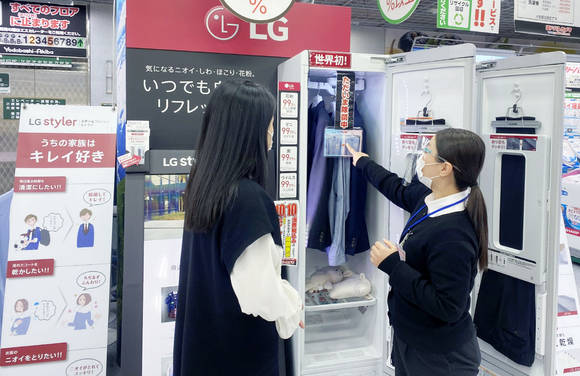 ▲‘LG 스타일러’가 올해 국내뿐 아니라 해외에서도 판매가 크게 늘었다. 일본 도쿄의 가전매장에서 고객이 LG 스타일러를 살펴보고 있다. / 사진=LG전자