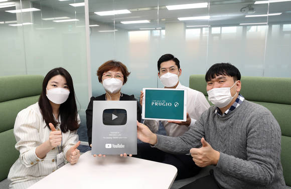 ▲대우건설 직원들이 푸르지오 라이프 실버버튼 획득 기념촬영을 하고 있다 / 사진=대우건설