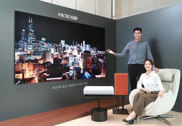 ▲삼성전자 모델이 서울 논현동 디지털프라자 강남본점에서 마이크로 LED TV와 사전 예약 혜택을 소개하고 있다. / 사진=삼성전자