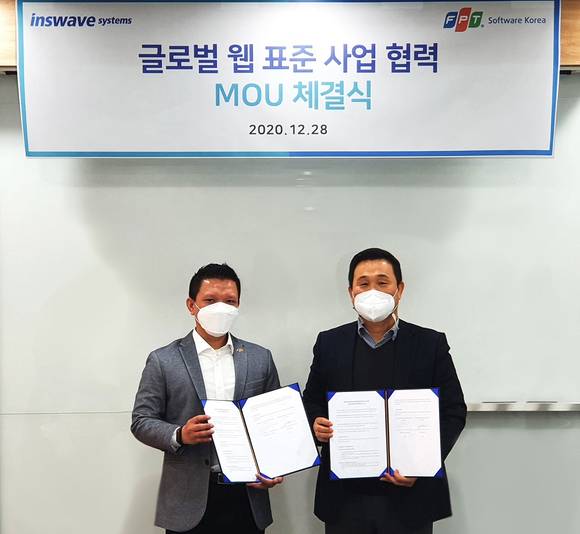 ▲어세룡 인스웨이브시스템즈 대표(오른쪽)와 웅웬 꾸옥 흥 FPT소프트웨어코리아 대표가 글로벌 웹 표준 사업 협력 양해각서를 체결한 뒤 기념촬영을 하고 있다. / 사진=인스웨이브시스템즈