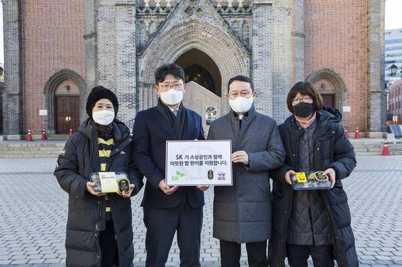▲SK가 한마음한몸 운동본부의 노숙인을 위한 무료급식소인 명동밥집, 회현동 골목상점 연합체인 남촌상인회 등과 ‘소상공인 온기 배달 프로젝트’를 1월부터 시작한다. (왼쪽부터) 남촌상인회 윤남순 회장, SK수펙스추구협의회 이형희 SV위원장, 한마음한몸 운동본부장 김정환 신부, 남촌상인회 김지영 부회장 / 사진=SK