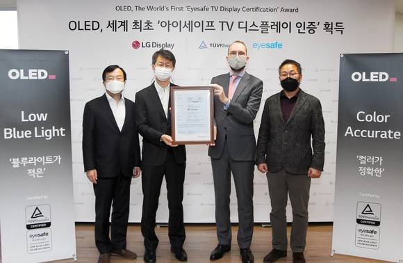 ▲카스텐 리네만 TUV라인란드 한국지사 대표(왼쪽 세 번째)가 오창호 LG디스플레이 TV사업부장(두 번째)에게 OLED TV 패널 아이세이프 인증서를 전달하고 있다. / 사진=LG디스플레이