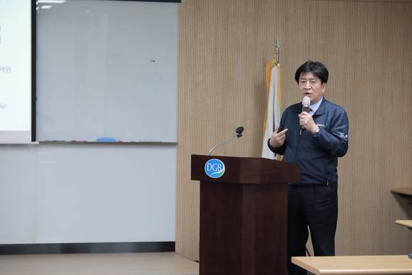 ▲김성한 DGB생명 대표이사가 ‘2021년 비대면 시무식 및 경영전략 설명회’에서 2021년 계획과 포부를 밝히고 있다. / 사진=DGB생명
