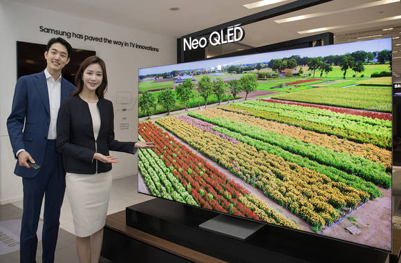 ▲삼성전자 모델이 수원 삼성 디지털시티에서 2021년 신제품 '네오 QLED TV'를 소개하고 있다. / 사진=삼성전자