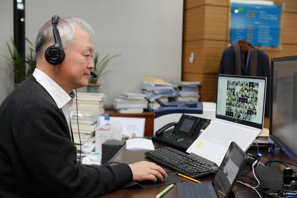 ▲NH투자증권 정영채 사장 2021년 리더스 컨퍼런스(Leaders Conference)의 발표내용을 듣고 있다. / 사진=NH투자증권