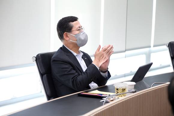 ▲워크샵에 참석한 임영진 신한카드 사장이 임원의 출사표 발표를 격려하고 있다. / 사진=신한카드