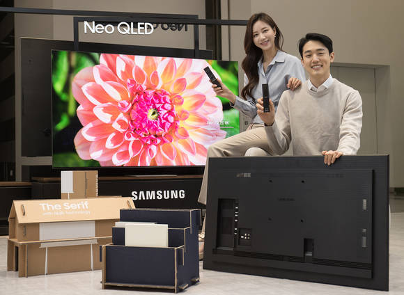 ▲삼성전자 모델이 수원 삼성 디지털시티에서 2021년 신제품 ‘네오 QLED TV’와 새롭게 적용된 ‘솔라셀 리모컨’, ‘에코 패키지’를 소개하고 있다. / 사진=삼성전자