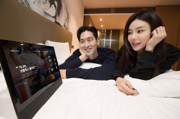 ▲홍보모델들이 ‘기가지니 테이블 TV 2’를 소개하고 있다. / 사진=KT