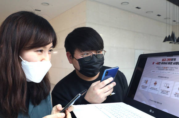 ▲LG유플러스가 온라인 직영몰 ‘유샵’에서 중고폰·자급제폰·외산폰 이용고객이 손쉽게 요금상품을 이용할 수 있는 ‘유심 셀프개통’ 서비스를 이달부터 시작했다. 사진은 유샵에서 셀프개통 서비스를 이용하고 있는 모습 / 사진=LG유플러스