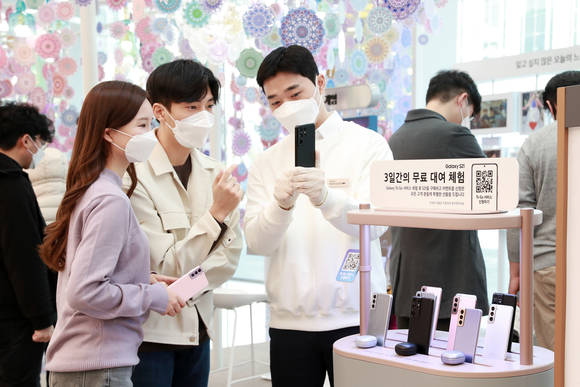 ▲서울 강남구 삼성 디지털프라자 삼성대치점을 찾은 소비자들이 갤럭시 팬큐레이터에게 ‘갤럭시 To Go 서비스’를 안내받고 있다. / 사진=삼성전자