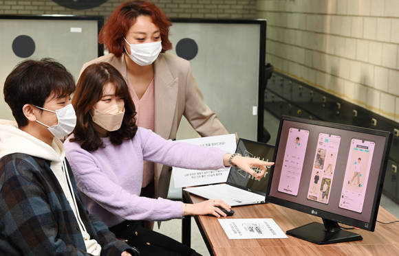 ▲LG전자는 임직원이 낸 혁신적인 아이디어 기반의 프로젝트를 사외벤처로 분사하며 미래 신사업 추진에 속도를 내고 있다고 밝혔다. 사외벤처는 언택트 방식의 패션 플랫폼을 구축하고 온라인에서 고객 체형에 맞는 최적 사이즈와 핏을 찾아주는 ‘히든피터(Hidden Fitter)’ 서비스를 본격적으로 시작한다. / 사진=LG전자