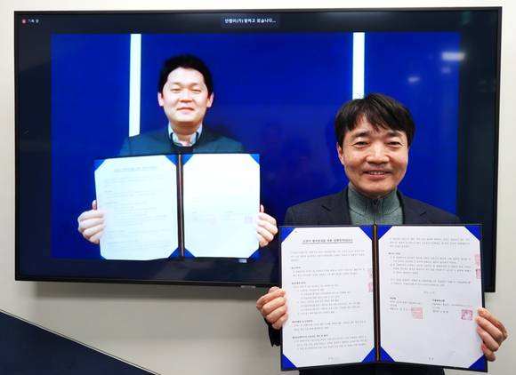 ▲고호현 서울핀테크랩 센터장(화면 속)과 김기인 안랩 부사장이 19일 핀테크 스타트업 지원을 위한 전략적 업무협약을 체결한 뒤 기념촬영을 하고 있다. / 사진=안랩