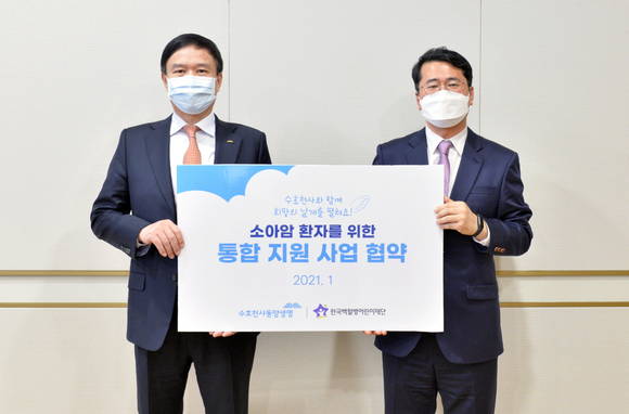 ▲뤄젠룽 동양생명 사장(왼쪽)과 서선원 한국백혈병어린이재단 사무총장이 기념촬영을 하고 있다. / 사진=동양생명
