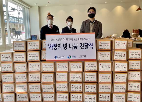 ▲안익태 창원시 사회복지과장(왼쪽), 최정원 하이트진로 특판창원지점장, 김정세 창원지역자활센터 센터장이 베이커리 선물세트 전달식에서 기념 촬영을하고 있다. / 사진=하이트진로