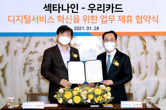 ▲우리카드-섹타나인 양사 간 업무제휴 협약식에서 김정기 우리카드 사장(오른쪽)과 이경배 섹타나인 대표가 기념사진을 촬영하고 있다. / 사진=우리카드