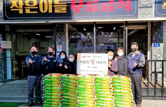 ▲이찬희 동국제강 이사(오른쪽 첫번째)와 박상규 노조위원장(왼쪽 두번째)이 송원문화재단과 함께 29일 인천 송림동 ‘작은이들 공부방’에서 생활지원금을 전달하고, ‘사랑의 쌀 나누기’ 행사를 진행했다. / 사진=동국제강