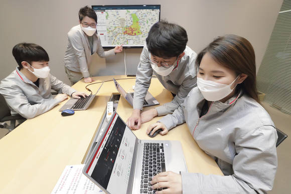▲KT 직원들이 KT 빅데이터 분석 솔루션 ‘빅사이트’에서 제공하는 인구 데이터를 살펴보고 있다. / 사진=KT