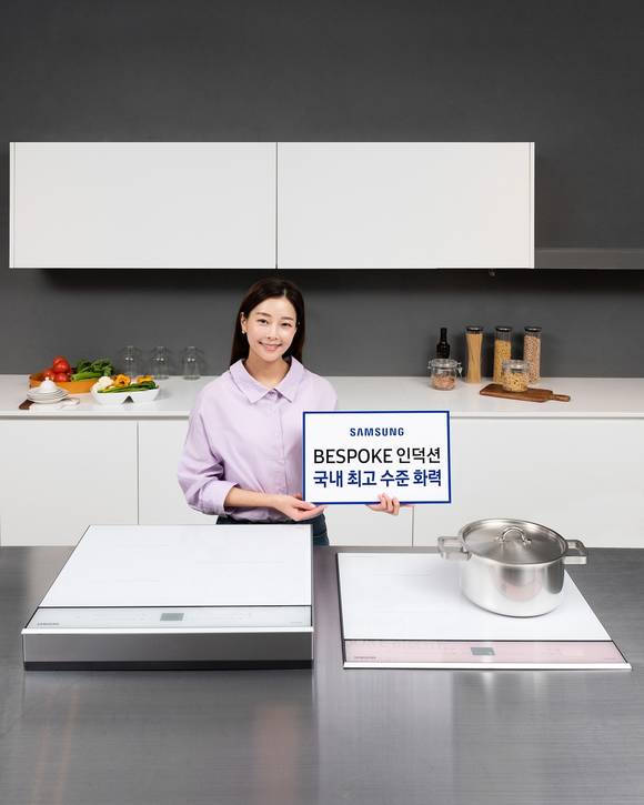 ▲삼성전자 모델이 수원 삼성전자 디지털시티 프리미엄하우스에서 차별화된 디자인과 국내 최고 수준의 화력을 갖춘 ‘삼성 비스포크 인덕션’ 신제품을 소개하고 있다. / 사진=삼성전자