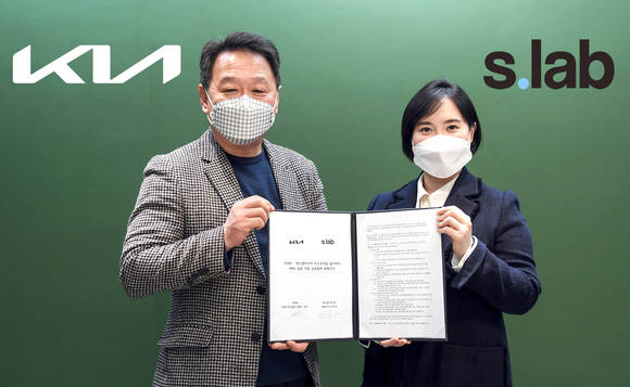 ▲안동수 기아 PBV추진실 상무(왼쪽)와 이수아 에스랩 아시아 대표가 라스트마일 딜리버리 PBV 실증사업 업무협약 체결 이후 기념사진을 촬영하고 있다 / 사진=기아
