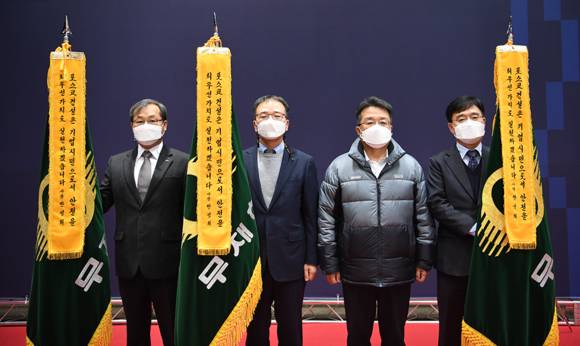 ▲한성희 포스코건설 대표가 '포스코건설은 기업시민으로서 안전을 최우선 가치로 실천하겠습니다'라는 글귀가 적힌 무재해기를 사업본부장들에게 수여했다. (왼쪽부터) 정희민 건축사업본부장, 최승호 인프라사업본부장, 한성희 대표, 김민철 플랜트사업본부장 / 사진=포스코건설
