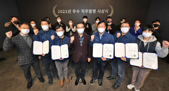 ▲현대모비스가 용인 기술연구소 내 디지털스튜디오에서 우수 발명을 제안한 직원을 포상하는 우수 직무발명 시상식을 진행했다. 앞줄 가운데 조성환 현대모비스 사장 / 사진=현대모비스