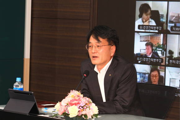 ▲2021년 경영전략회의에서 손병환 농협금융지주 회장이 ESG비전 및 탈석탄금융 선언을 공식 발표하고 있다. / 사진=농협금융지주