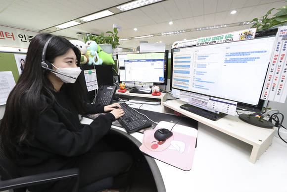 ▲KT 고객센터에서 상담원이 상담 업무를 하고 있다. / 사진=KT