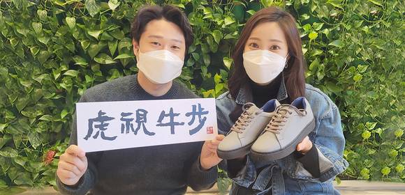 ▲김준 SK이노베이션 총괄사장은 최근 임원들에게 사회적기업 '모어댄'이 만든 스니커즈를 전달했다 / 사진=SK이노베이션