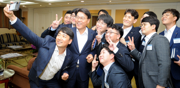 ▲최정우 회장이 첫 현장직 영보드 위원들과 간담회를 가진 뒤 기념촬영을 하고 있다 / 사진=포스코