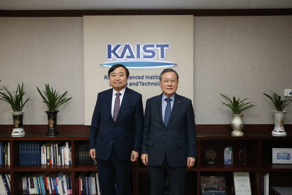 ▲안현호 KAI 사장(왼쪽)과 신성철 KAIST 총장이 지난 8일 위성 분야 공동연구에 대한 논의를 가진 후 기념촬영을 하고 있다 / 사진=한국항공우주산업