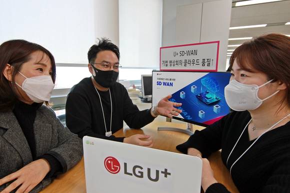 ▲LG유플러스 직원들이 소프트웨어로 실시간으로 유연하게 품질을 관리하고 클라우드 접속 등 다양한 부가기능을 제공하는 기업전용 솔루션 ‘U+ SD-WAN’을 소개하고 있다. / 사진=LG유플러스