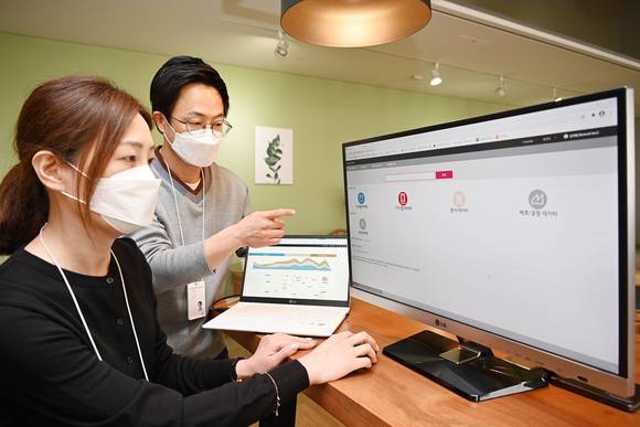 ▲LG전자 직원들이 쉽고 빠른 데이터 분석을 통해 새로운 고객가치를 창출하기 위해 최근 개설한 ‘LG 데이터 포털 시스템’을 이용하고 있다. / 사진=LG전자