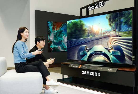 ▲삼성전자 모델이 삼성전자 수원사업장에서 ‘네오 QLED TV’의 게이밍 기능을 소개하고 있다. / 사진=삼성전자