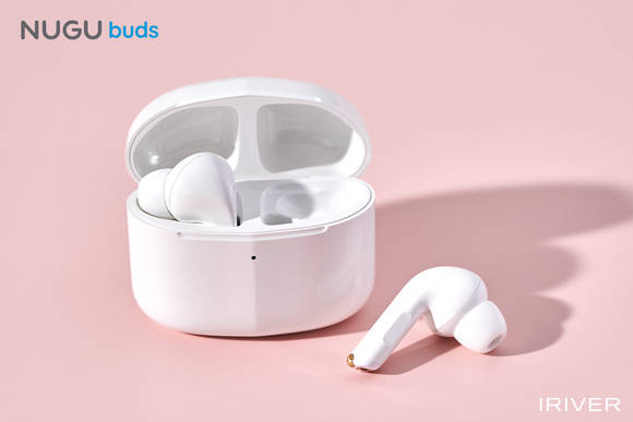 ▲‘T전화x누구’ 전용 무선 이어셋 ‘누구 버즈(NUGU buds)’ / 사진=SK텔레콤