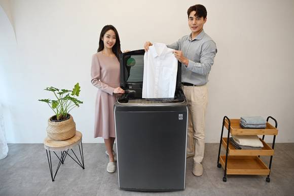 ▲LG전자 모델들이 인공지능 기능을 갖춘 ‘LG 통돌이 세탁기’ 신제품을 소개하고 있다. / 사진=LG전자