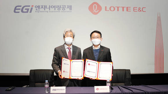 ▲하석주 롯데건설 대표(오른쪽)와 김수보 엔지니어링공제조합 이사장이 르엘 갤러리에서 협약을 체결하고 기념촬영을 하고 있다 / 사진=롯데건설