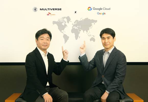 ▲이기열 SK㈜ C&C 디지털플랫폼총괄(왼쪽)과 최기영 구글클라우드코리아 대표가 SK㈜ C&C ‘멀티버스’ 기반의 산업별 버티컬 플랫폼·솔루션 공동개발 및 국내외 확산을 위한 상호협력 미팅을 갖고 기념촬영을 하고 있다. / 사진=SK㈜ C&C